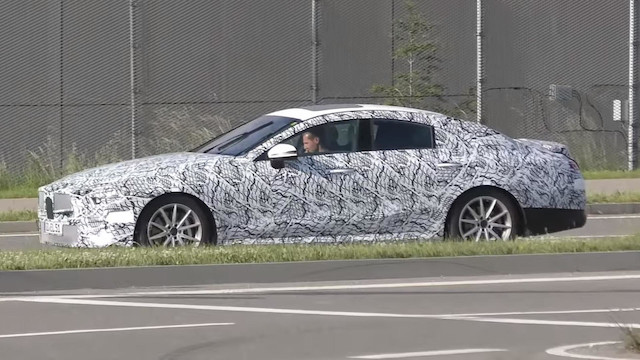 Mercedes-Benz CLS 第三代，行駛在路上時，不知何故就這樣停在路上，駕駛趕緊開啟閃黃燈提醒後方來車。