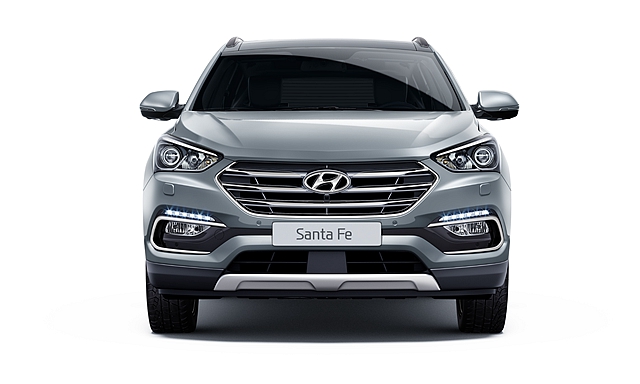 全新頭燈、水箱護罩、保桿、日行燈等造型，讓小改款 Hyundai Santa Fe 外型更加洗練。（圖為歐規車型）