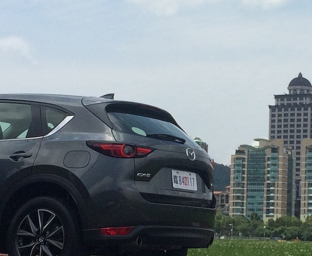 Mazda CX-5 汽油旗艦型頭燈、日行燈、前霧燈及尾燈皆為 LED。