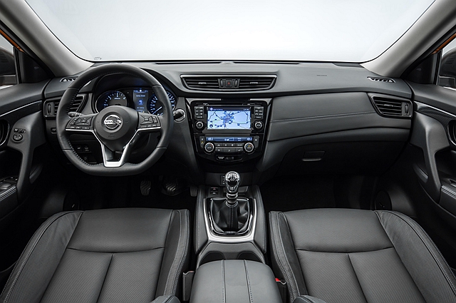 運動化平底方向盤以及質感更佳的內飾，小改 Nissan X-Trail 內裝質感顯著提升。