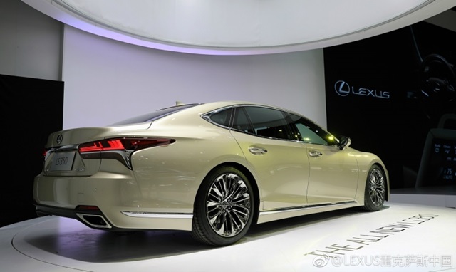 LS350 在動力配置上，搭載 3.5 升 V6 自然進氣引擎。