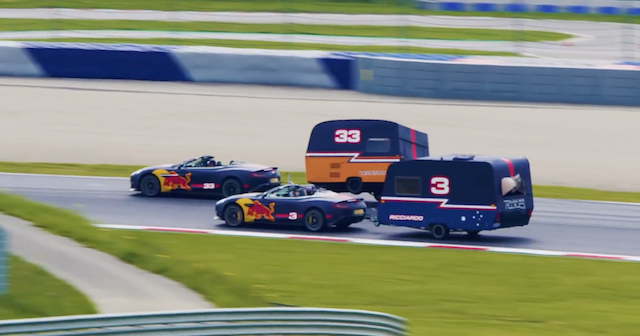 RedBull找來 F1 車手，分別駕駛 Aston Martin Vanquish Cabriolets，再拖上一輛露營拖車，展開一場競速賽。