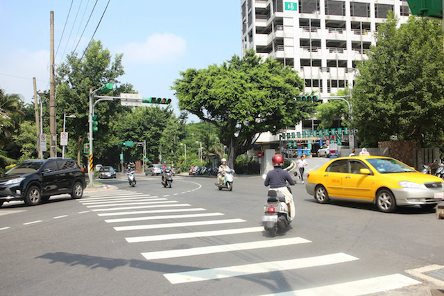 台北市交工處長謝銘鴻表示，將斑馬線間距從過去的 40 公分改為 80 公分，透過減少斑馬線劃設，減少摔車可能。