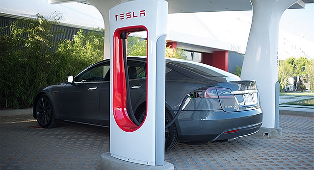 發電廠提供更多的電，給電動車補充能源。這樣真的有比較環保？ Tesla CEO Elon Musk 可不這麼認為。