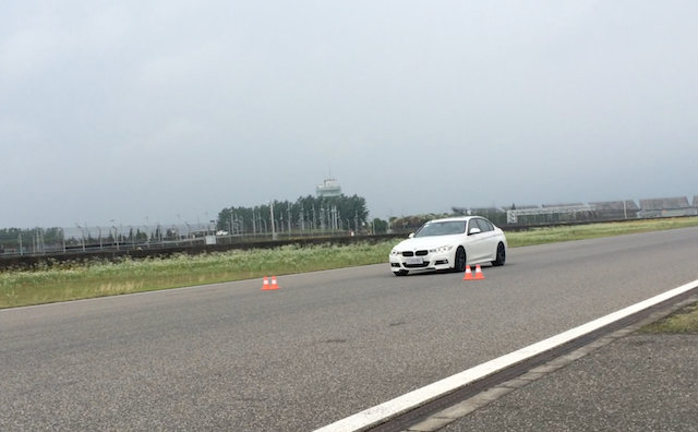 乾溼地煞停使用 BMW 328i。