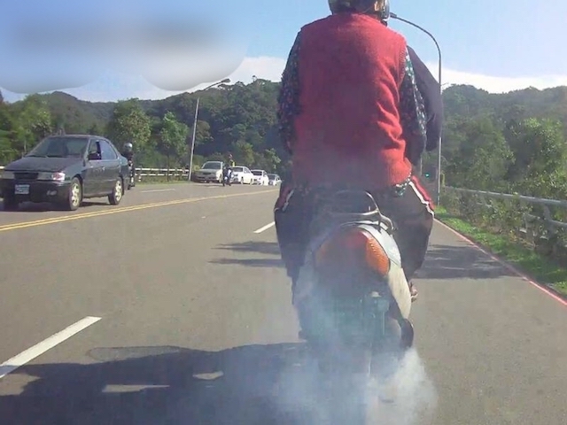 環保局也鼓勵民眾檢舉烏賊車，檢舉附照片及真實姓名，由檢驗人員判定照片中排放出的黑煙不符合標準，無論檢驗是否合格，檢舉人都可獲得 300 元檢舉獎金。（本報資料照，記者陳昀翻攝）
