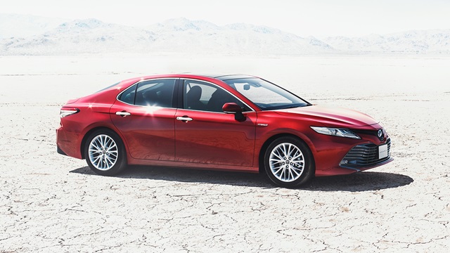 瞄準的主要對手就是 Honda Accord，尤其是在 Hybrid 油電混合車款方面，全新 Camry 的油耗測試近日曝光，表現相當驚人。