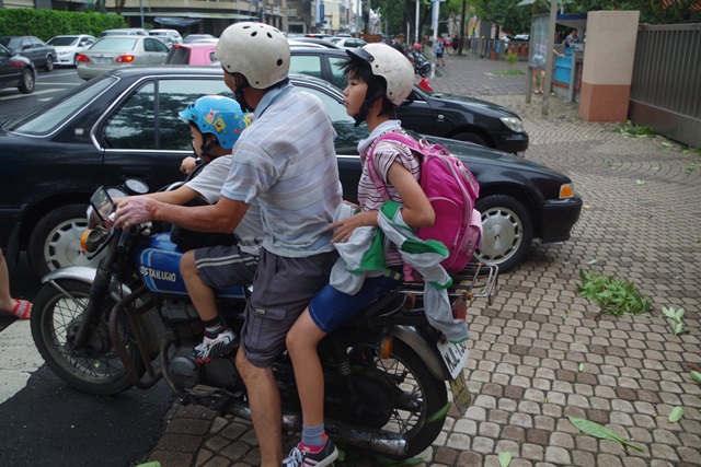幼童站前踏板太危險要開罰，坐後座家長又不放心，業者設計兒童機車安全座椅卻又涉及車輛改裝，讓許多家長怨聲載道。（本報資料照，記者林國賢攝）