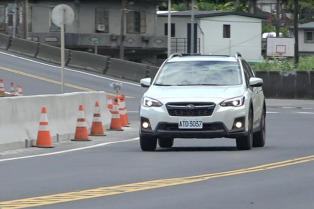 水平對臥引擎有較低的重心配置，就算 2017 Subaru XV 離地高度增加，卻不會有過往高底盤車款的搖晃感。 