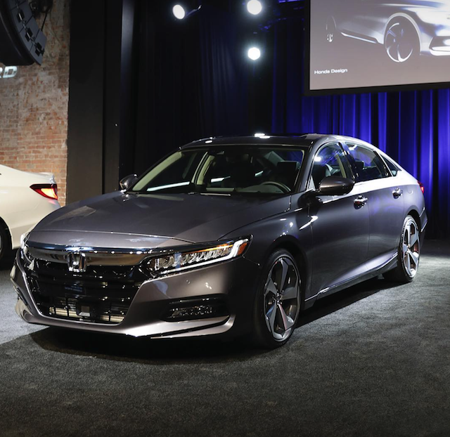 第十代的 Honda Accord，車身線條明顯更為年輕化，C 柱後的斜背設計，車身更寬，加上較低的車高，營造雙門跑車的樣貌。