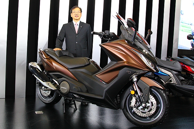 KYMCO AK550 在歐洲、台灣陸續發表後廣受好評，不只台灣連歐洲地區如西班牙、義大利、法國等地，都需要排隊等車。KYMCO 機車也已經調整產能，來滿足市場需求。