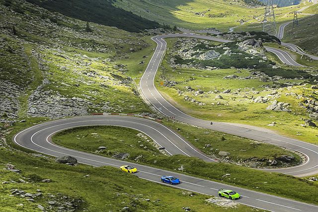 從山谷蜿蜒向上到山頂， Transfagarasan 公路壯麗的風景，也成為許多車廠取景的地點。