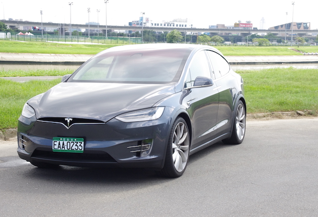 Tesla 的 Logo 設計，在 Model X 則是以簍空方式營造出來。