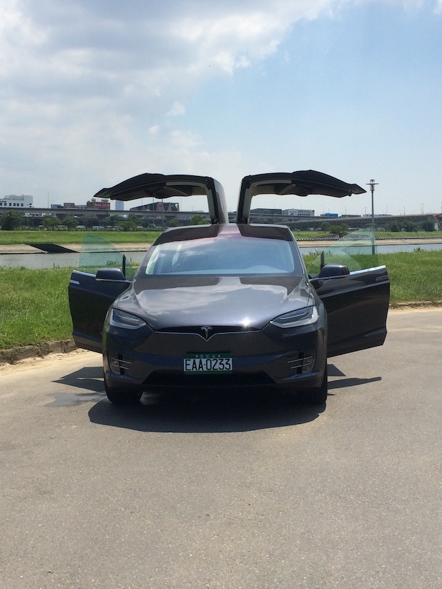 後座的車門為鷹翼門，按下按鍵開啟後，就像是老鷹翅膀一樣的大鵬展翅感受，上下車方便，甚至在下雨天還能作為遮雨並開啟雨傘使用。