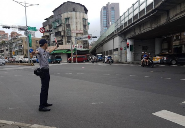 永和警方加派人力前往水門指揮交通。（本報資料照，記者陳薏云翻攝）