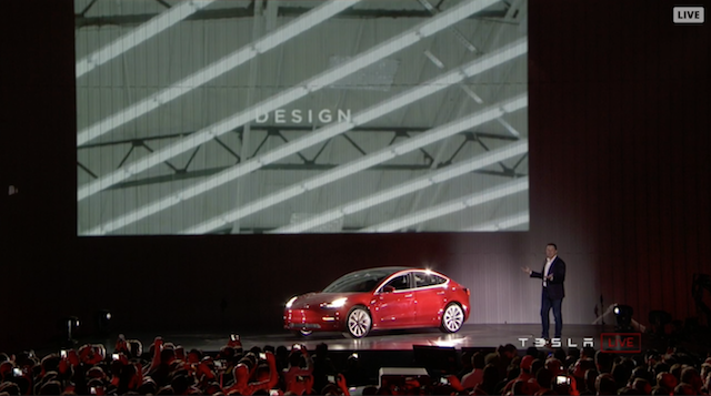 電動車品牌 Tesla 所發表的平價電動車 Model 3，今天正式交車。