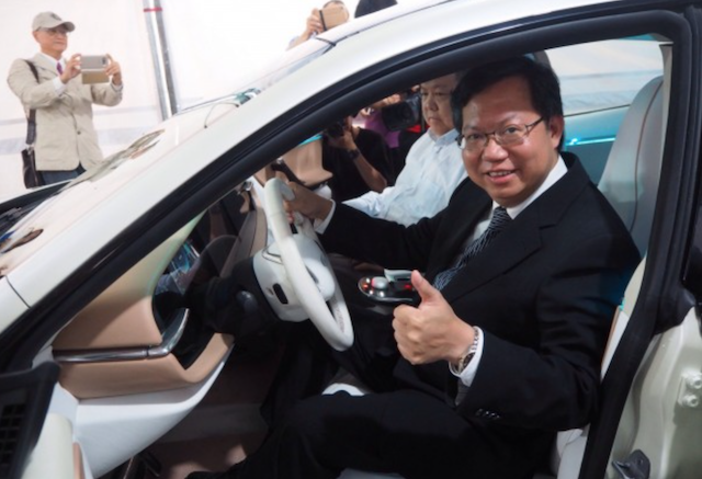 桃園市長鄭文燦試乘 Alpha Car。
