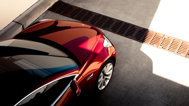 Model 3 共擁有紅、藍、白、黑、銀等許多配色，但除了黑色以外，其他顏色都要加價 1,000 美元。