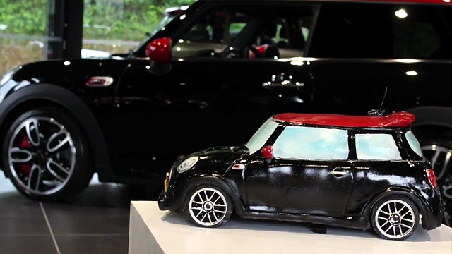 英國 Peboryon 蛋糕店日前推出 Mini John Cooper Works 特殊造型蛋糕，重點是還具有遙控功能，可以在食用前先把玩一下。