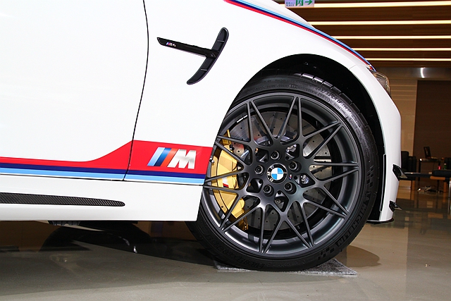 Michelin Pilot Sport Cup 2 性能胎款搭配 M 款碳纖維陶瓷煞車系統。