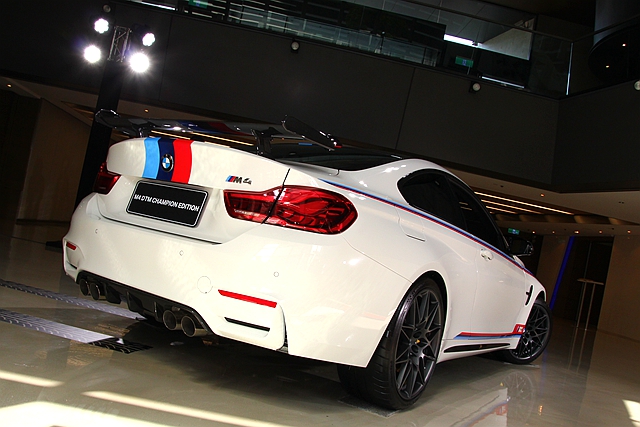 BMW M4 DTM Champion Edition 標配 LED 主動式轉向頭燈、 LED 日間行車燈以及 LED 尾燈。