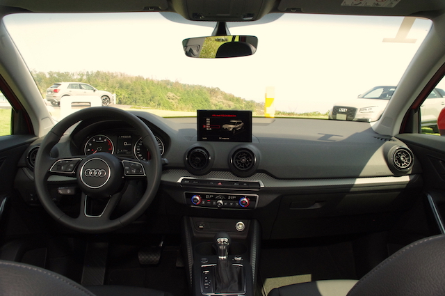內裝就與 Audi 其他成員較為一致，從 Audi 標誌的四環圖案，延伸到車內，包括雙環儀表板、有如飛機渦輪引擎設計的冷氣出風口。
