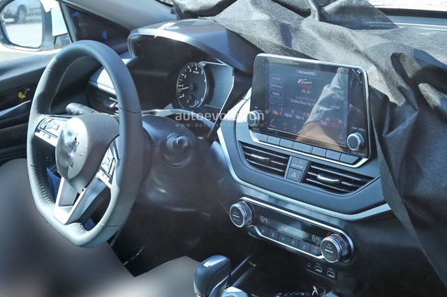 內裝部分，可以發現猶如 Mazda 一般的懸浮式觸控螢幕，鋪陳顯得更加年輕。