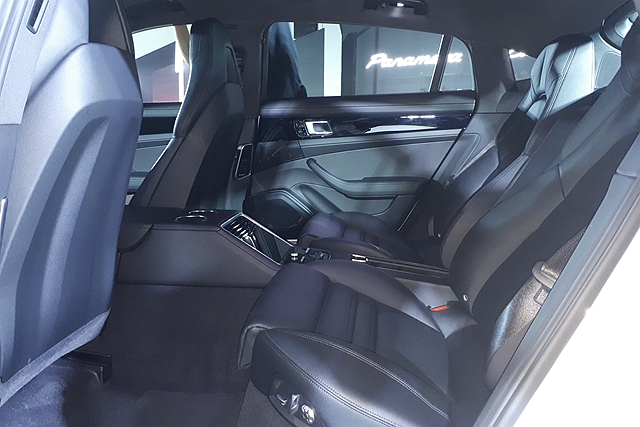 相較一般車型 Panamera Executive 軸距增加 150 mm，使後座有更寬敞舒適的乘坐空間。