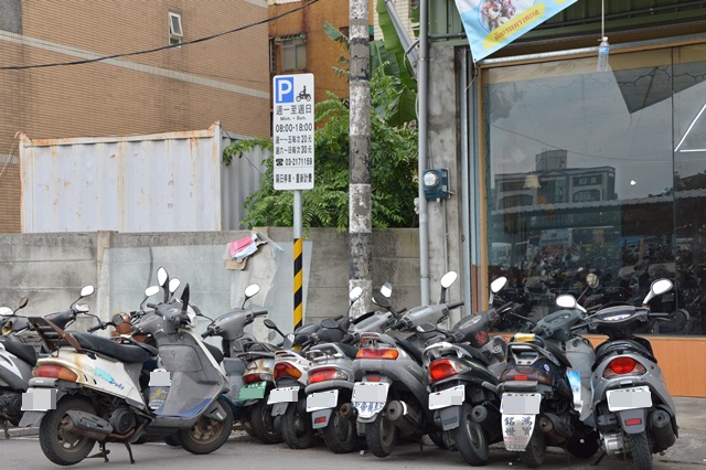 網友一致砲轟,本來機車格就已經不夠,一個格子內往往要塞 3 到 4 輛機車,現在多出「電動機車專屬停車格」,燃油機車的停放空間更少。(本報資料照,記者謝武雄攝)