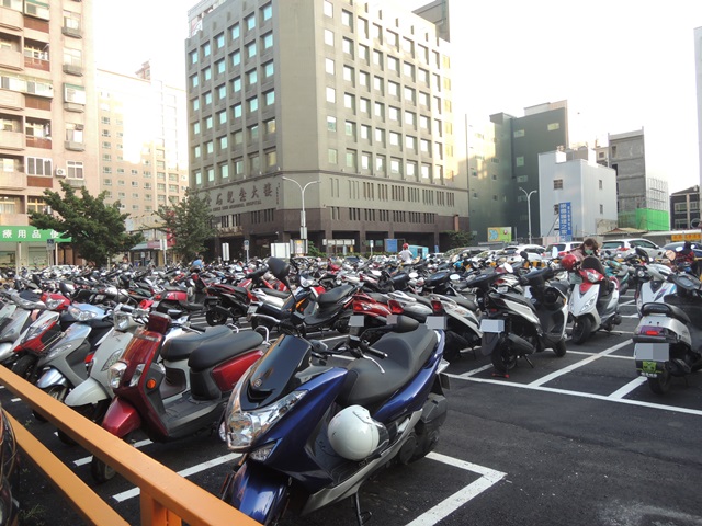 交通部希望讓更多民眾購買電動機車。但此舉卻引來網友痛批:「又在搞族群分化!」(本報資料照,記者廖雪茹攝)