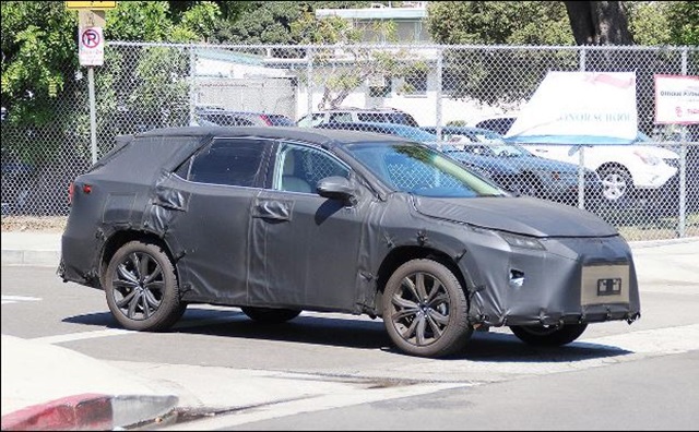 日系豪華品牌 Lexus 以自家 RX 車系休旅車為基礎，衍生打造出七人座車型，並在近日被外媒捕捉到偽裝細節照。