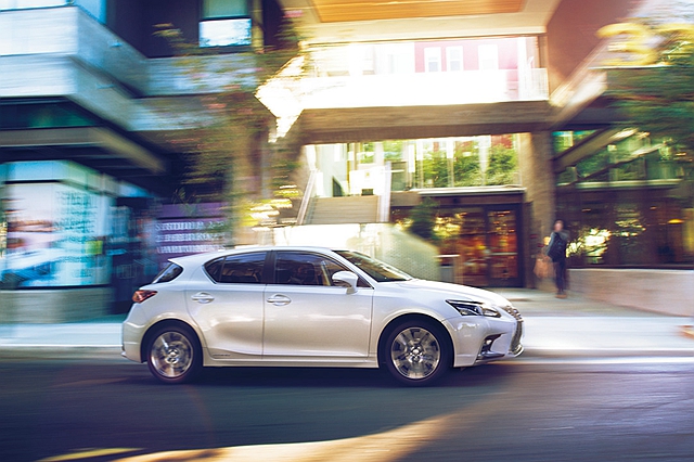  Lexus Safety System＋ 安全防護系統包含 PCS 預警式防護、LDA 車道偏離警示、AHS/AHB 智慧型遠光燈自動遮蔽/切換、 DRCC 雷達感應式車距維持定速等系統。