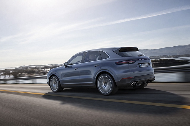 Porsche Cayenne 搭載 3.0 升 V6 渦輪引擎，具備 340 匹最大馬力，至於 Cayenne S 則配置 2.9 升 V6 雙渦輪增壓引擎，最大馬力則達 440 匹。