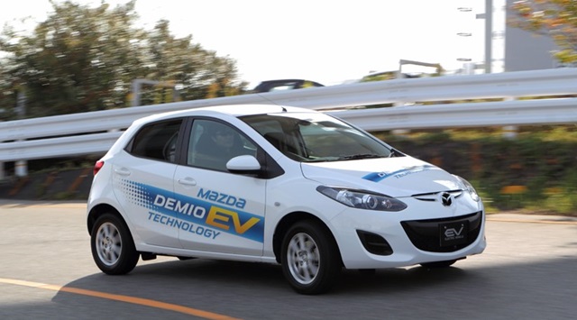先前就曾有過原型車問世，以 Mazda2 為基礎，搭載一具 101 匹的電動馬達加上馬力 38 匹左右的轉子引擎。