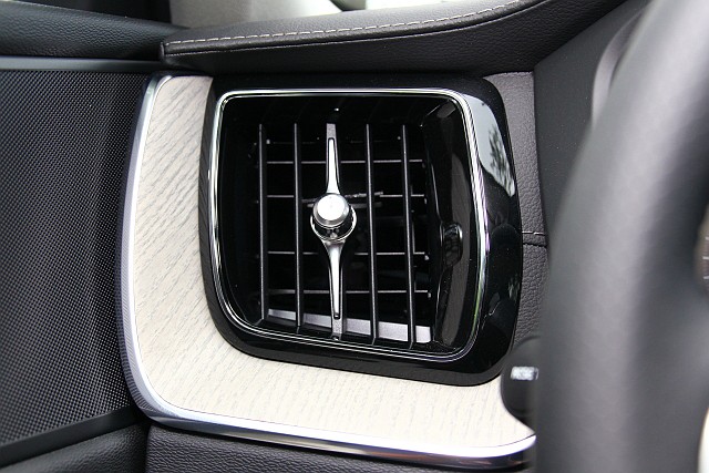 全新 Volvo XC60 標配 Clean Zone 純淨車室系統、CZIP 遙控循環換氧科技，以及 IAQS 車室空氣品質檢測系統，使車艙隨時都有最佳的空氣品質。