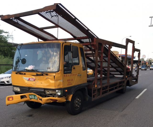 大貨車車頭也有明顯凹陷。