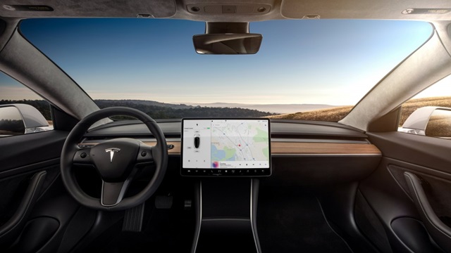 外媒實測後卻發現，Tesla 的平價電動車 Model 3 車內整合所有功能的 15 吋觸控螢幕相當難用。
