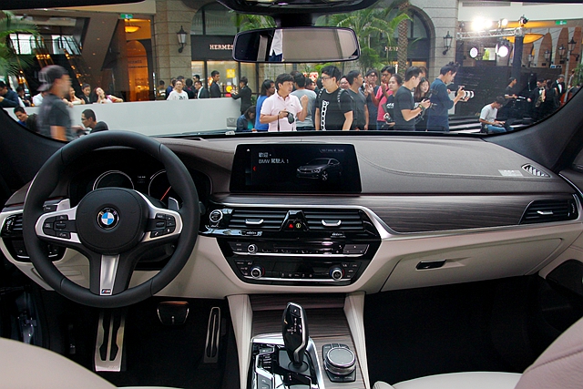 延續 BMW 嶄新的內裝鋪陳語彙，新世代 6 GT 也擁有 12.3 吋多重行車模式儀錶板以及 10.25 吋中控觸控螢幕。