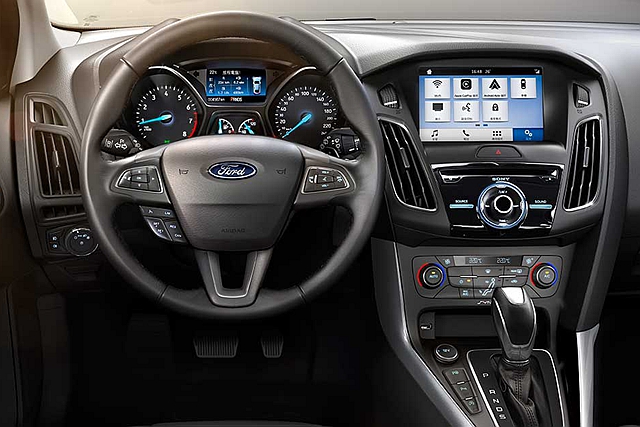 Ford Focus EcoBoost 180 頂級運動型除標配 SYNC 3 娛樂通訊整合系統外，現在也升級原廠衛星導航與倒車顯影。