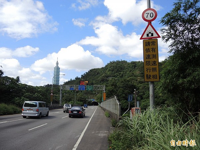 雖然稱「台北市信義快速道路」，但警方回覆信義快速道路其實是「一般道路」，因此測速相機逾警示牌 100 公尺即可。