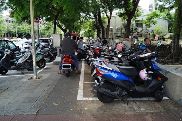 移別人車子是沒有違法的，但若是在過程中造成機車損傷，就構成了民法中的侵權行為，車主可以索賠。（本報資料照，記者王俊忠攝）