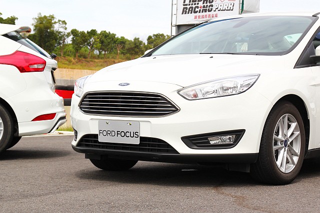 四門 Focus 的 1.5 升 Ecoboost 180 時尚經典型，車頭採質感更好的五幅式鍍鉻飾條設計。