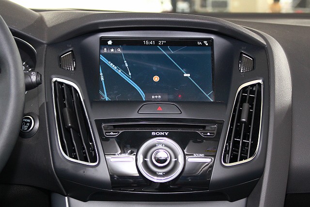 五門 Focus 只有最高的 1.5 升 Ecoboost 180 頂級運動型，才配有 SYNC 3 娛樂通訊整合系統，並新增原廠中文衛星導航和倒車顯影。