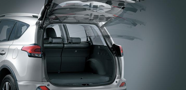 Toyota RAV4 2.5 Hybrid 旗艦 4WD 有電動尾門標配。