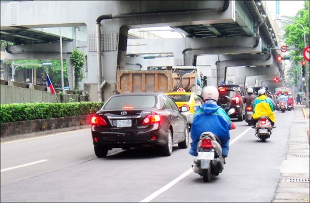 有官員提出，要將市區速限從 40km/h 降到 20km/h，慘遭網友一致撻伐。（本報資料照）