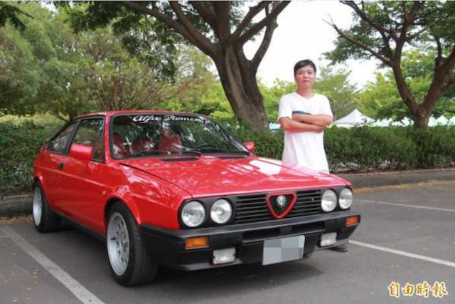 男子阿亮 18 歲買下人生第一部車,28 年來花了上百萬維護保養,至今外觀仍如新車。(記者陳冠備攝)