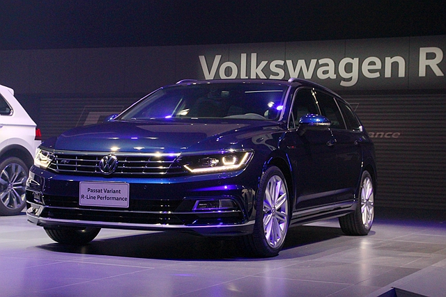 Passat 380 TSI R-Line Performance，則也有 280 匹最大馬力表現，從靜止加速到每小時 100 公里為 5.5 秒，旅行車則為 5.7 秒。