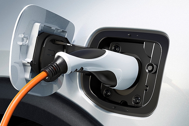 主打節能更優異的 Plug-in Hybrid 插電式複合動力，在真實路況行駛狀態下與實驗室數據更是相差 4 倍之多。