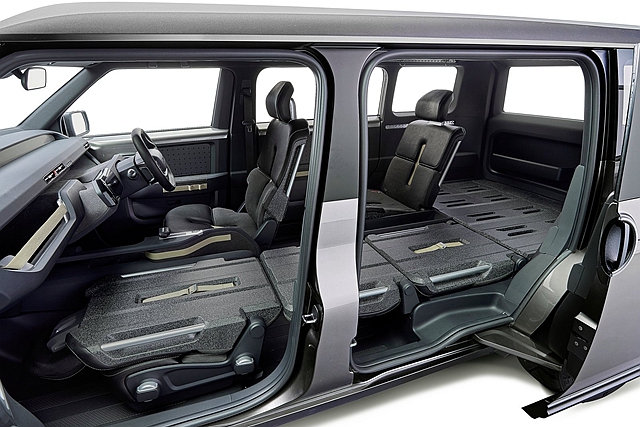 不只外觀方正堅固，Toyota TJ Cruiser Concept 概念車獨特的模組化內裝設計，可靈活變換承載人員或物品的迅速調整。
