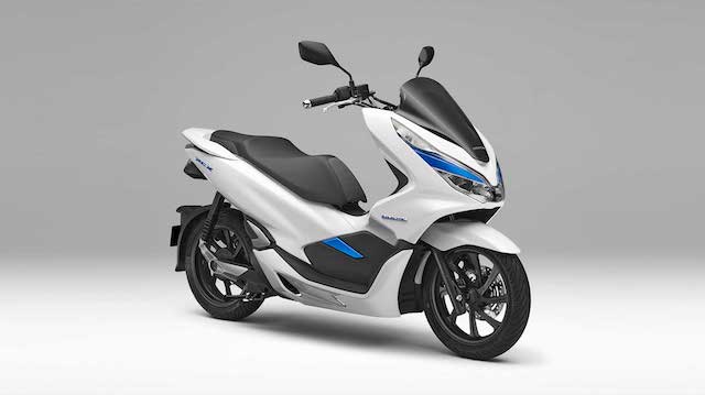 Honda 所展出的 PCX 機車，有純電及油電兩種車型版本。